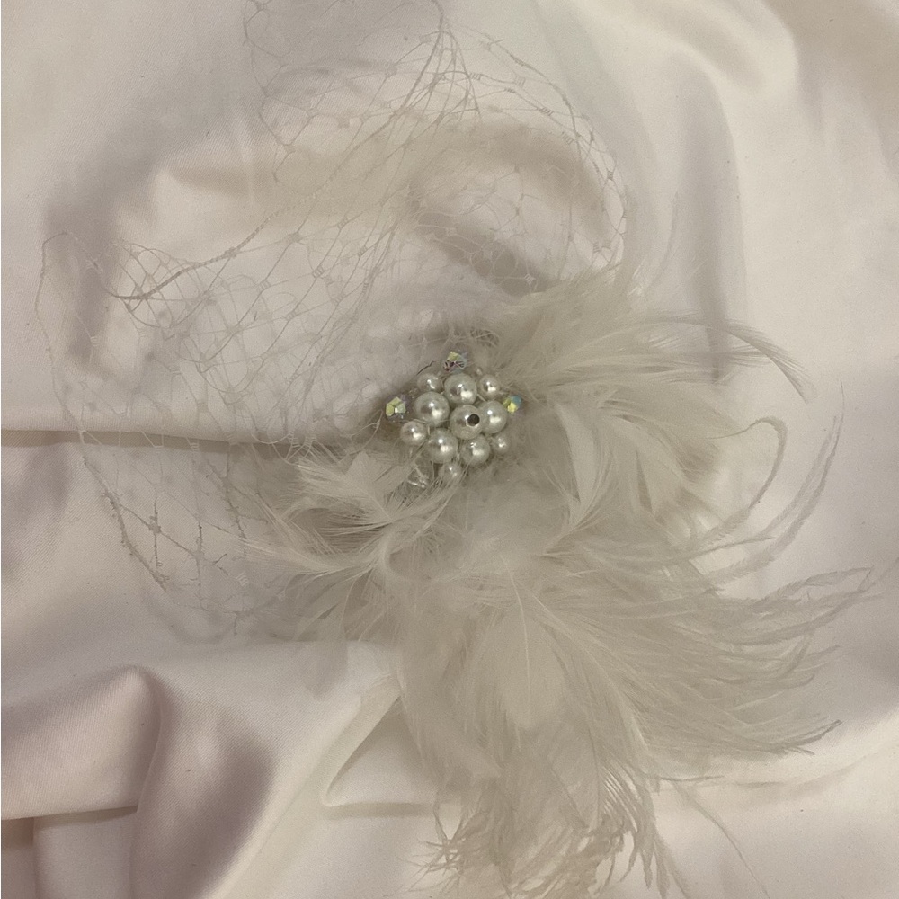 Petite Ivory white Feather bridal Hair Clip Bridal Ostrich Mini birdcage veil